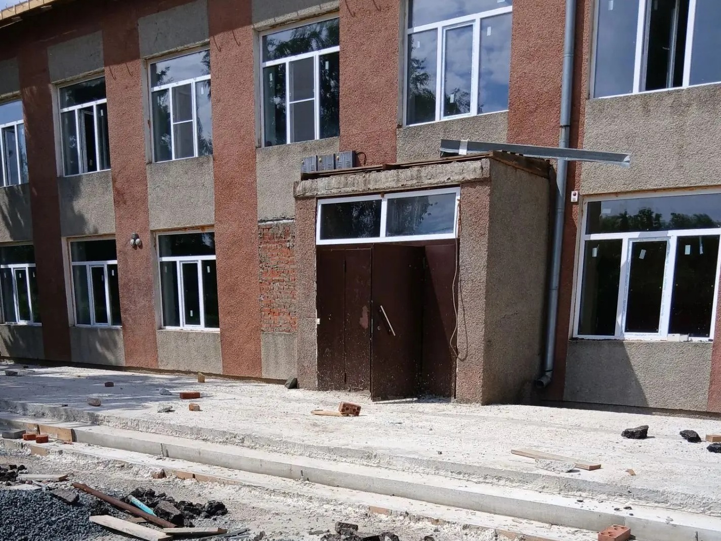 Глава муниципального округа Иван Гаас лично проконтролировал ход масштабного капитального ремонта школы в селе Редкая Дубрава..